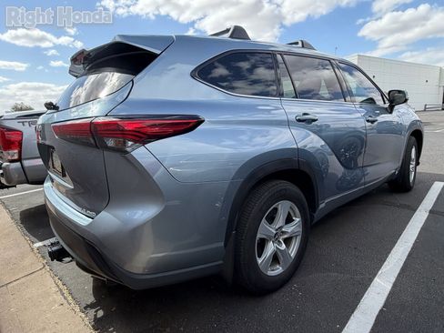 Used 2021 Toyota Highlander LE AWD/4WD image 4