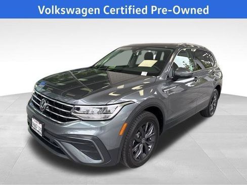 Used 2024 Volkswagen Tiguan SE w/ Panoramic Sunroof Package image 1