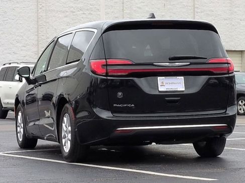 Used 2024 Chrysler Pacifica Touring-L FWD image 8