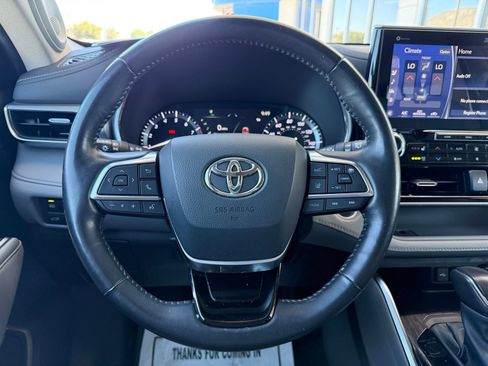 Used 2021 Toyota Highlander Platinum FWD image 18