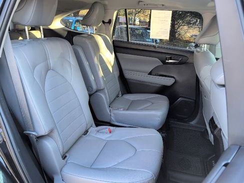 Used 2023 Toyota Highlander XLE image 26