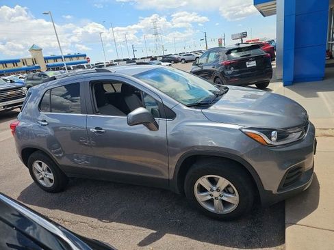 Used 2020 Chevrolet Trax LT w/ Driver Confidence Package AWD/4WD image 2