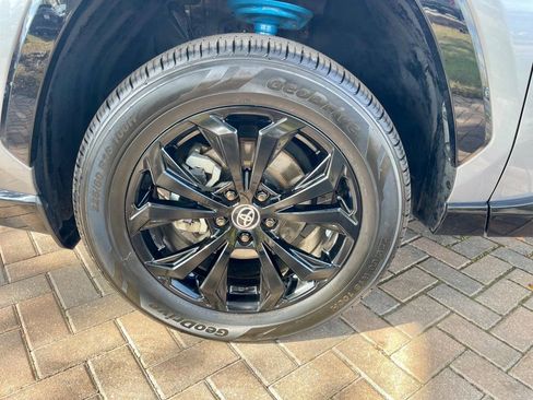 Used 2025 Toyota RAV4 SE image 8