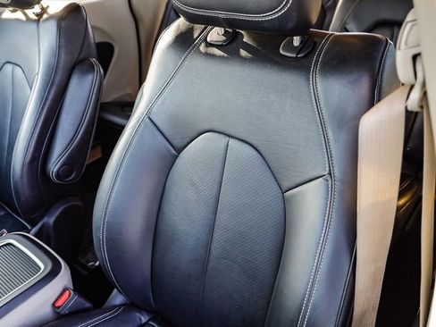 Used 2022 Chrysler Pacifica Touring-L FWD image 30