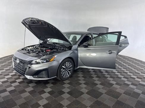 Used 2025 Nissan Altima 2.5 SV FWD image 13