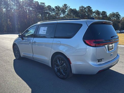 New 2026 Chrysler Pacifica Select w/ S Appearance Package FWD image 6