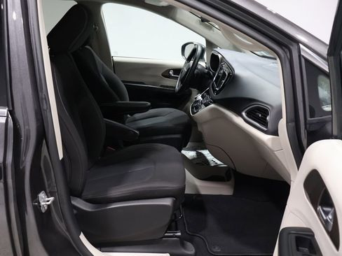 Used 2021 Chrysler Voyager LX image 22