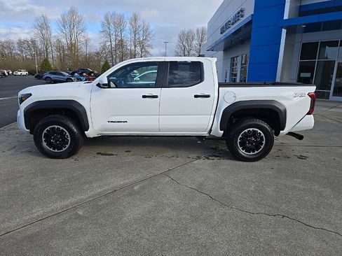 Used 2025 Toyota Tacoma TRD Off-Road AWD/4WD image 2