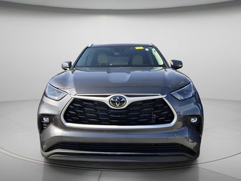 Used 2025 Toyota Highlander XLE FWD image 3