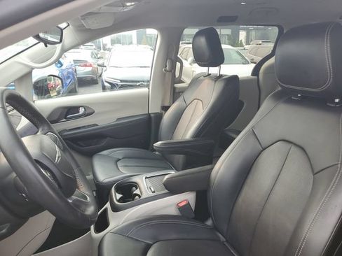 Used 2024 Chrysler Pacifica Touring-L FWD image 17