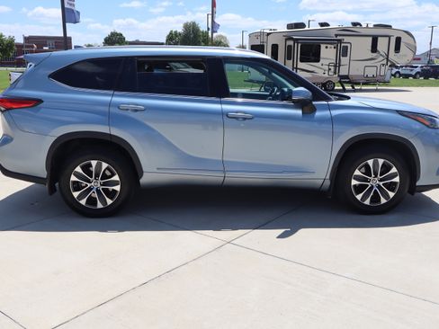 Used 2022 Toyota Highlander XLE AWD/4WD image 4