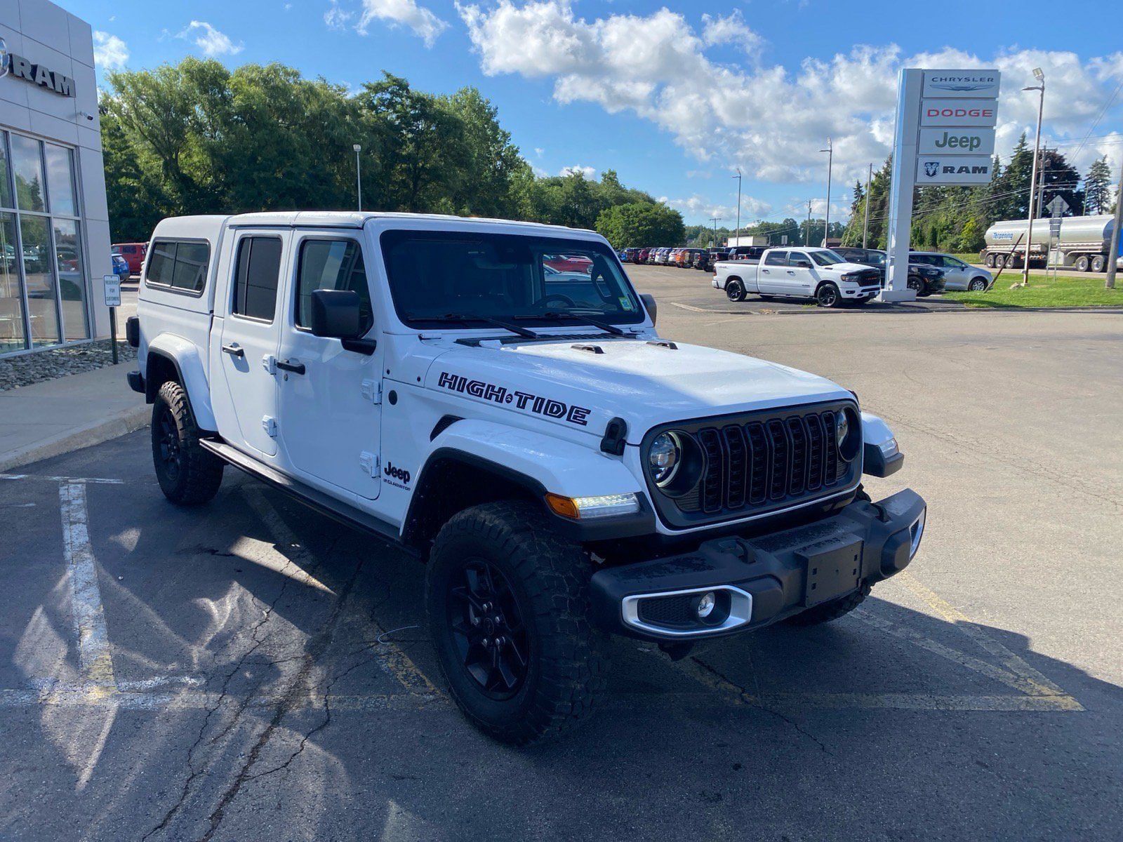 Used 2025 Jeep Gladiator Sport AWD/4WD image 7
