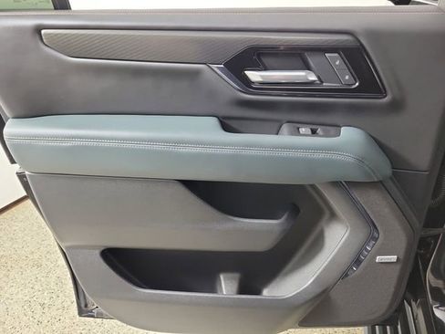 Used 2025 GMC Yukon XL AT4 w/ AT4 Premium Package AWD/4WD image 15