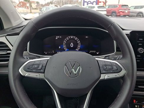 Certified 2025 Volkswagen Taos SE image 19
