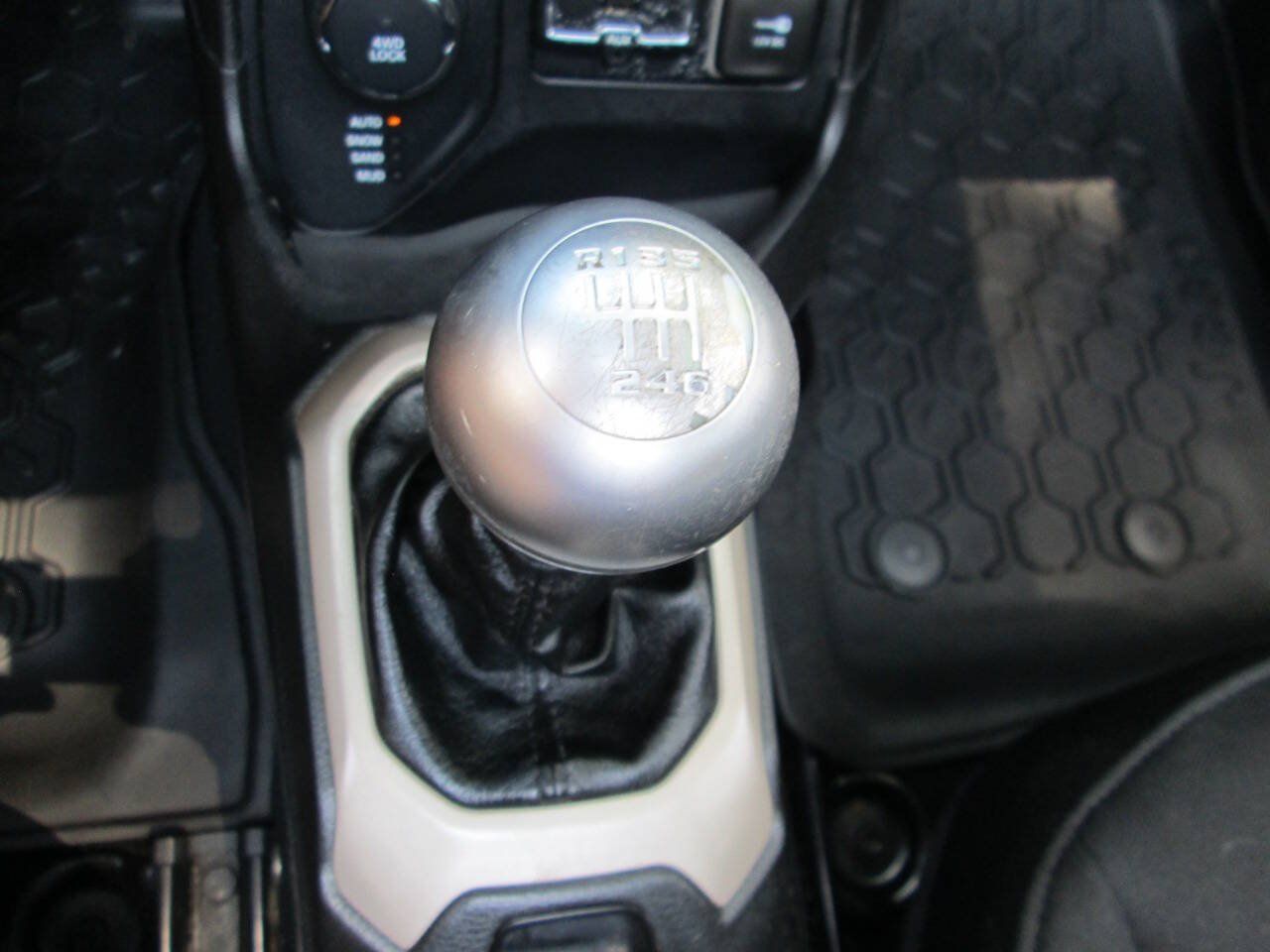 Used 2015 Jeep Renegade Latitude AWD/4WD image 14