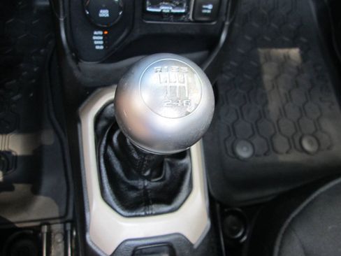 Used 2015 Jeep Renegade Latitude AWD/4WD image 14