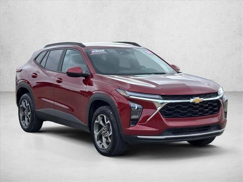 Used 2025 Chevrolet Trax LT w/ LT Convenience Package image 3