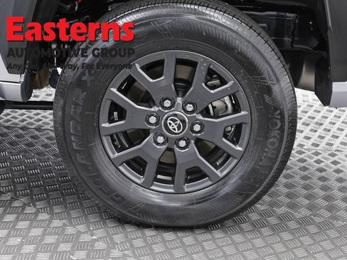 Used 2025 Toyota 4Runner SR5 AWD/4WD image 33