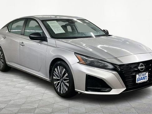 Used 2024 Nissan Altima 2.5 SV image 3