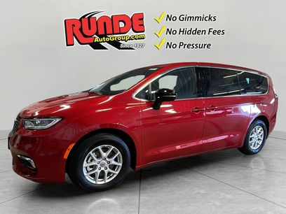 Used 2025 Chrysler Pacifica Select