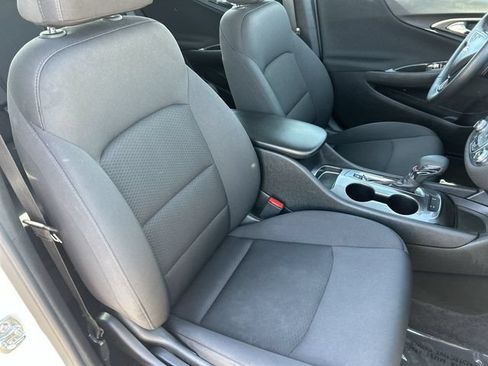 Used 2025 Chevrolet Malibu RS FWD image 11