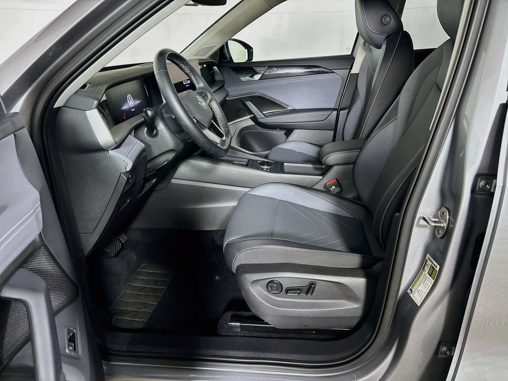 Certified 2025 Volkswagen Tiguan SE FWD image 12
