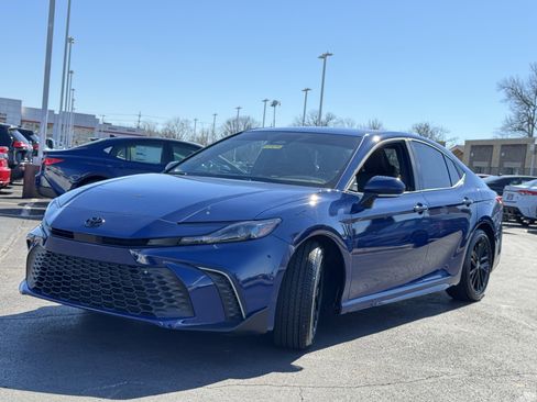 Used 2025 Toyota Camry SE w/ Convenience Package image 15