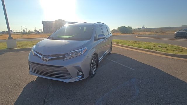 Used 2018 Toyota Sienna Limited FWD image 2