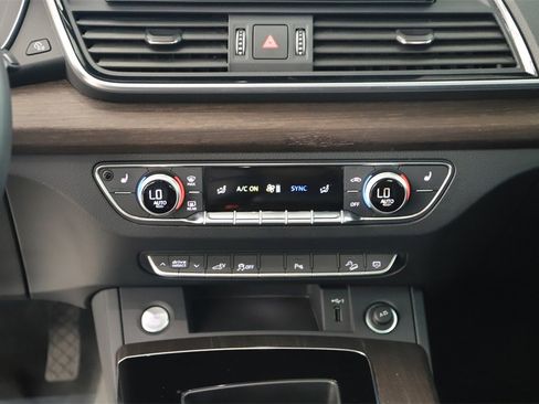 Used 2024 Audi Q5 e Premium w/ Convenience Package image 20