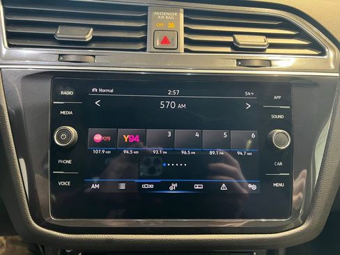 Used 2021 Volkswagen Tiguan SE w/ Panoramic Sunroof Package image 23