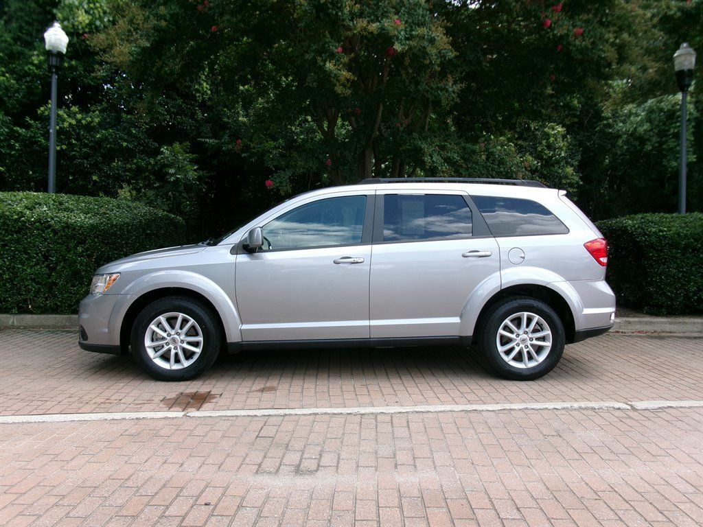 Used 2018 Dodge Journey SXT w/ Safe & Sound Group FWD image 4