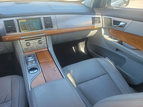 Used 2010 Jaguar XF Luxury RWD image 14