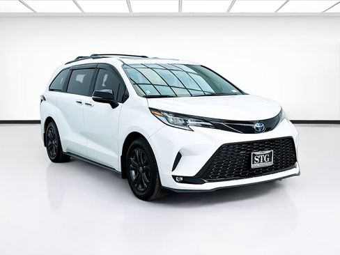 Used 2024 Toyota Sienna XSE w/ XSE Premium Package image 3