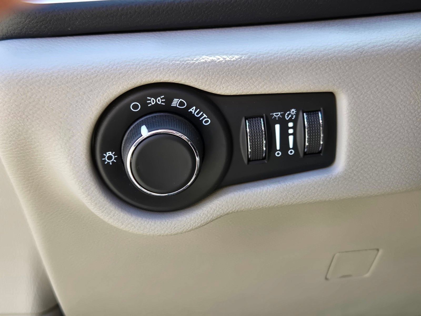 Used 2022 Chrysler Voyager LX FWD image 17