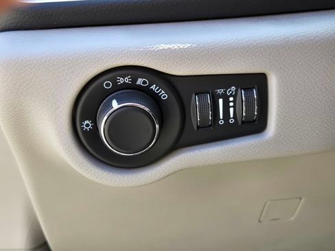 Used 2022 Chrysler Voyager LX FWD image 17