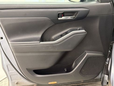 Used 2022 Toyota Highlander XLE FWD image 12