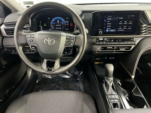 Used 2025 Toyota Camry LE image 27