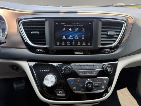Used 2019 Chrysler Pacifica Touring-L FWD image 21