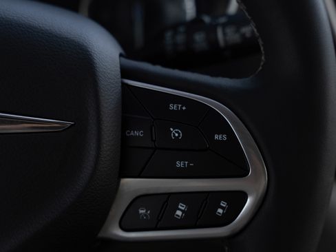 Used 2023 Chrysler Pacifica Touring-L image 23