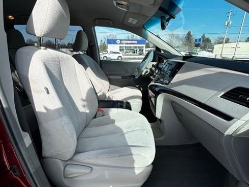 Used 2012 Toyota Sienna LE image 15
