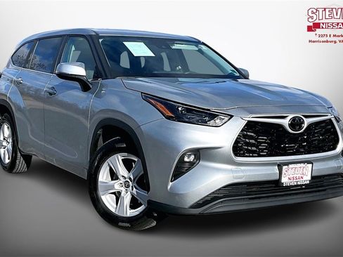 Used 2024 Toyota Highlander LE image 1