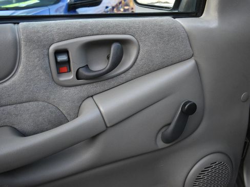 Used 2001 GMC Sonoma SLS w/ Hot Looks Pkg image 12