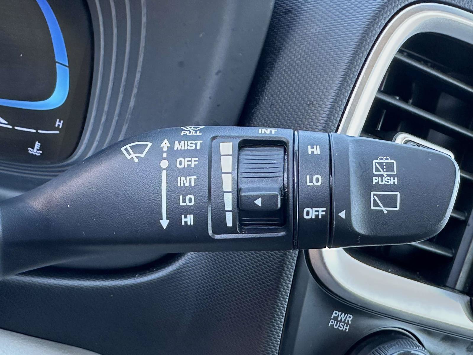 Used 2025 Hyundai Venue SEL FWD image 18