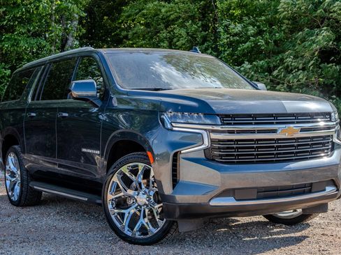 Used 2021 Chevrolet Suburban LT RWD image 7