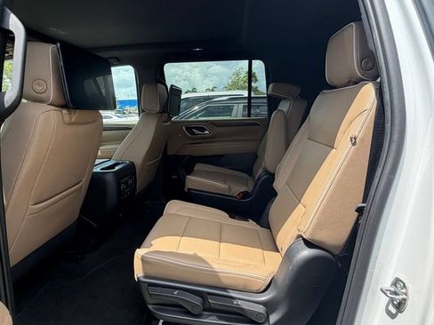 Used 2023 Chevrolet Suburban Premier w/ Premium Package RWD image 4