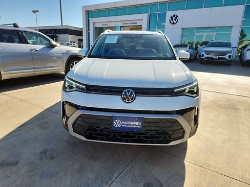 Certified 2025 Volkswagen Taos SE image 2