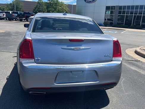 Used 2016 Chrysler 300 C RWD image 7