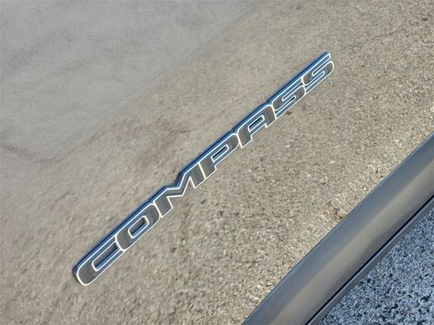 Used 2019 Jeep Compass Latitude image 11