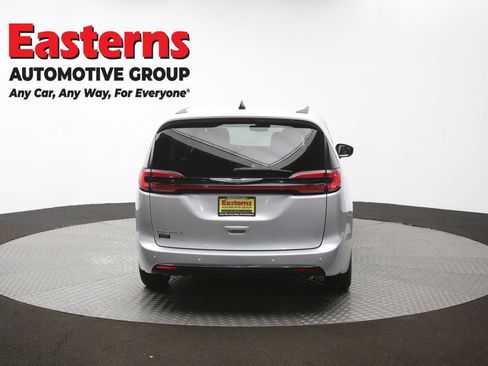 Used 2023 Chrysler Pacifica Touring-L FWD image 39