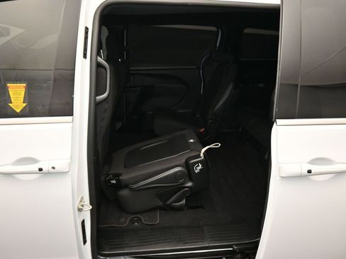 Used 2024 Chrysler Pacifica Touring image 40